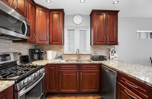 Clearing House | Chicago Rental - W 64th St