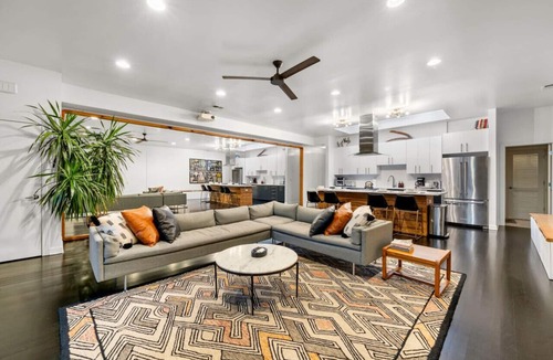 North Park House | Chicago Riverhouse with private fenced in oasis