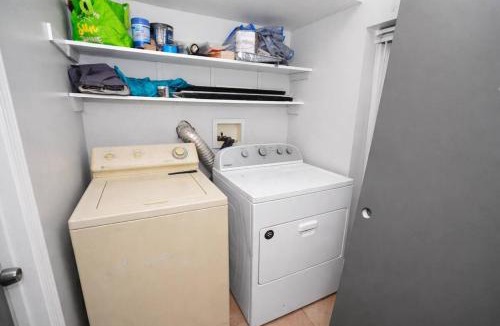 Pulaski Park Apartment | Chicago Stay 3 King Beds Near Wicker Park