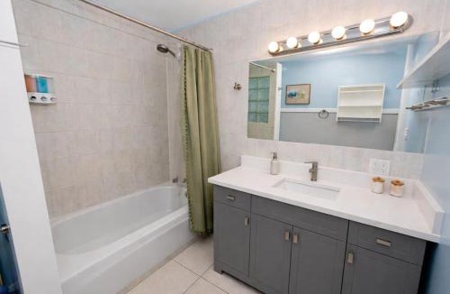 Pulaski Park Apartment | Chicago Stay 3 King Beds Near Wicker Park