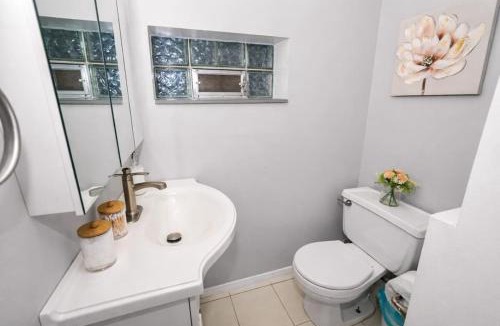 Pulaski Park Apartment | Chicago Stay 3 King Beds Near Wicker Park