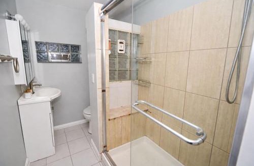 Pulaski Park Apartment | Chicago Stay 3 King Beds Near Wicker Park