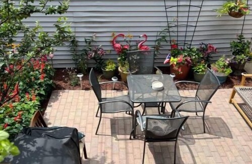 East Village Condo | Chicago-Themed Apartment in West Town, Close to transportation and shops.