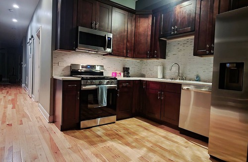 East Garfield Park Apartment | 🌃 Chicago Vrbo Newly Remodeled 2-Unit Apartment! 😍