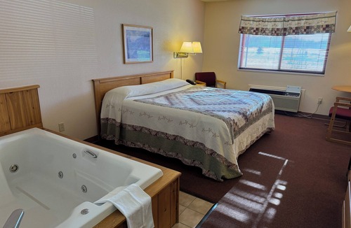 Gaastra Hotel | Chicaugon Lake Inn