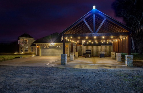 Pointblank House | Chick & Modern Getaway Ranch - Lake Livingston View!