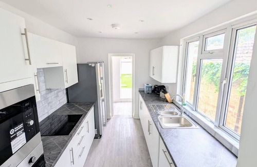 Wainscot Apartment | Chick Single En-suite with Garden and parking