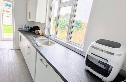 Wainscot Apartment | Chick Single En-suite with Garden and parking