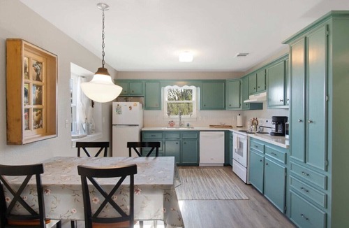 San Marcos Cabin | Chickadees Stay: Private Tub, Chiminea & Pool