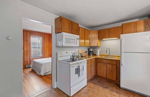 Manchester Apartment | Chicly Styled - Warm & Neutral Mid Term Rental