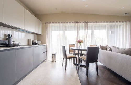 Chigwell Apartment | Chigwell 1BR + Study Escape