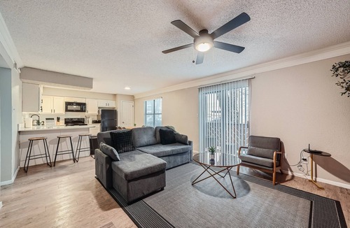 Brentwood Apartment | Chill 2B Getaway | 10min > DTWN | W/D, Pool, Prkg