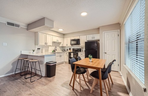 Brentwood Apartment | Chill 2B Getaway | 10min > DTWN | W/D, Pool, Prkg