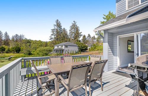 Otis House | Chill Side Lake House