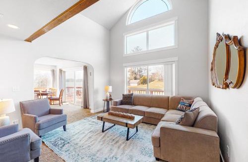 Otis House | Chill Side Lake House