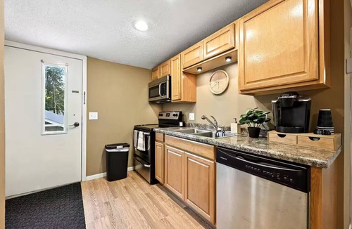 Maple Lake Apartment | Chill Zone Deluxe