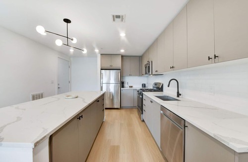 Hoboken Apartment | ChillHouse Sunny 2BR Flat Roof Deck mins to NYC