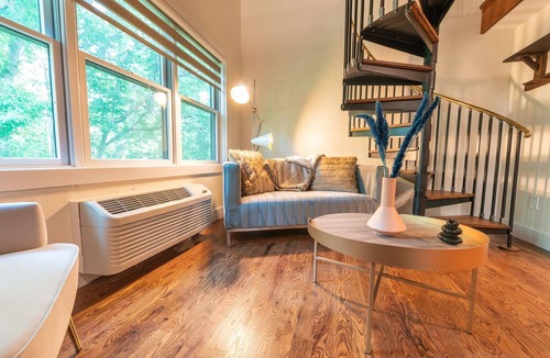 Lambertville House | Chimney Hill - 04) Second Floor Suite 4