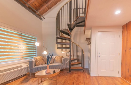 Lambertville House | Chimney Hill - 04) Second Floor Suite 4