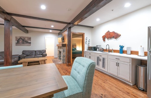 Lambertville House | Chimney Hill - 05) Conf Suite