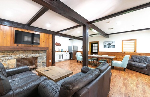 Lambertville House | Chimney Hill - 05) Conf Suite