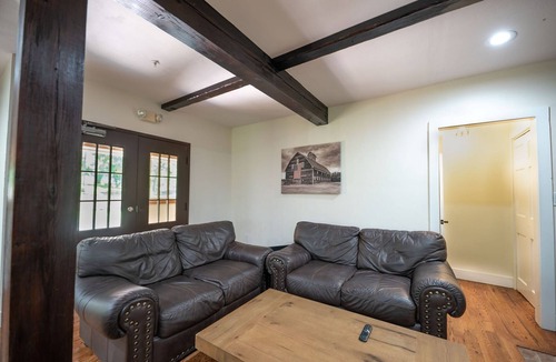 Lambertville House | Chimney Hill - 05) Conf Suite