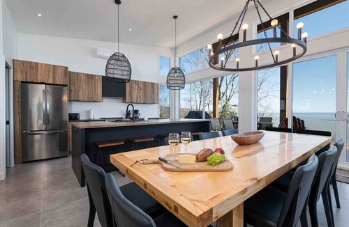 Les Eboulements Ski Chalet | Chinook 166: Hot Tub, River Views & Summer Terrace