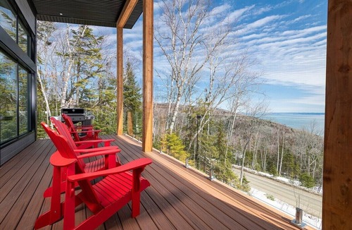 Les Eboulements Ski Chalet | Chinook 166: Hot Tub, River Views & Summer Terrace