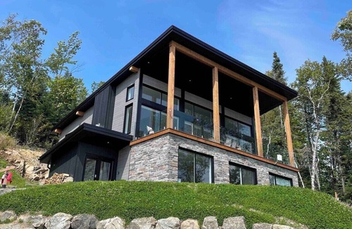 Les Eboulements Ski Chalet | Chinook 166: Hot Tub, River Views & Summer Terrace