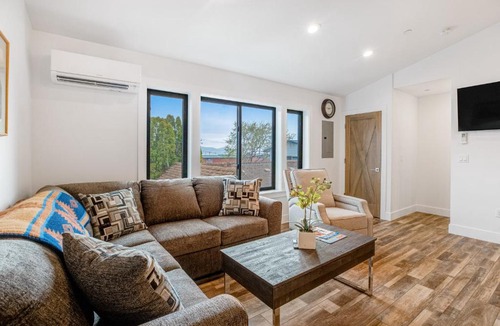 Garibaldi Apartment | Chinook Suite