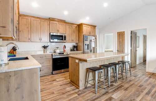 Garibaldi Apartment | Chinook Suite