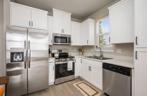 Tigard House | Chiquita Bonita | Brand New, Stylish & Spotless, Pet Friendly, Walk to Park, Minutes from Downtown