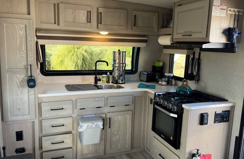 Rodeo House | Chiricahua Sunsets -Beautiful 1 BR, pet-friendly RV with stunning mountain views