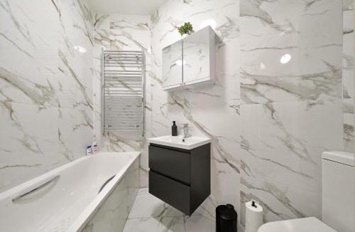 Chiswick Apartment | Chiswick 2BR Flat Patio Free Parking