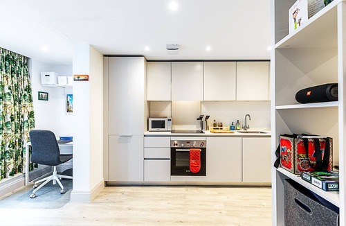 Turnham Green Apartment | ​Chiswick Studio Retreat with Private Balcony