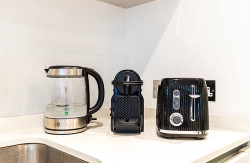 Turnham Green Apartment | ​Chiswick Studio Retreat with Private Balcony