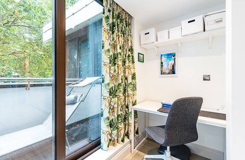 Turnham Green Apartment | ​Chiswick Studio Retreat with Private Balcony