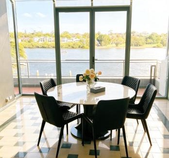 Chiswick House | Chiswick Waterfront Retreat