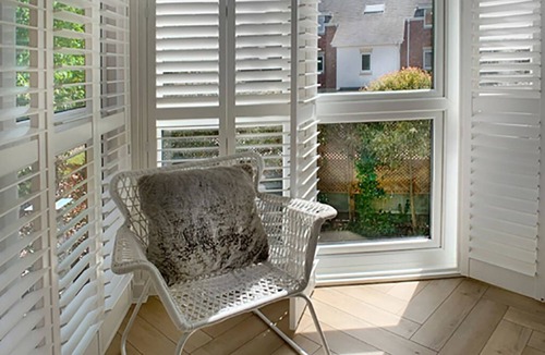 Woking House | Chobham - Parking, Garden, Gated