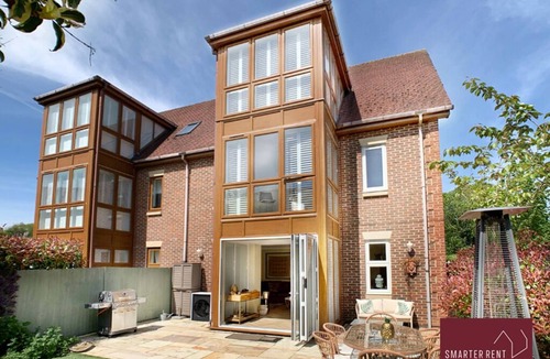 Woking House | Chobham - Parking, Garden, Gated