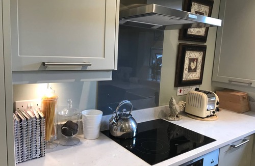 Woking Apartment | CHOBHAM, Surrey. Spacious luxury mansion conversion Sleeps4/5