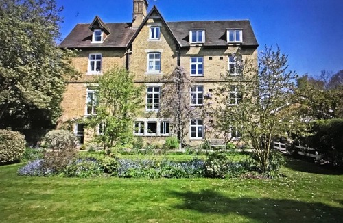 Woking Apartment | CHOBHAM, Surrey. Spacious luxury mansion conversion Sleeps4/5