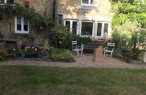 Woking Apartment | CHOBHAM, Surrey. Spacious luxury mansion conversion Sleeps4/5