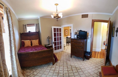 Sioux City Hostel | Chocolate Mansion-Twin Bing Suite