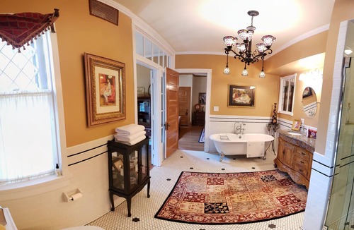 Sioux City Hostel | Chocolate Mansion-Twin Bing Suite