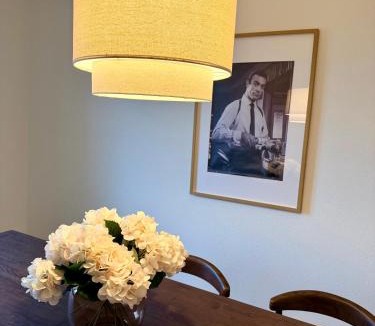 Horgen District Apartment | Chocolate Suite Kilchberg - 80 qm, 2 Schlafzimmer, Balkon mit Seeblick & kostenloser Parkplatz