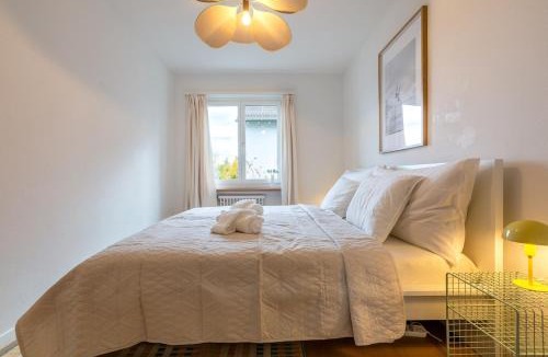 Horgen District Apartment | Chocolate Suite Kilchberg - 80 qm, 2 Schlafzimmer, Balkon mit Seeblick & kostenloser Parkplatz