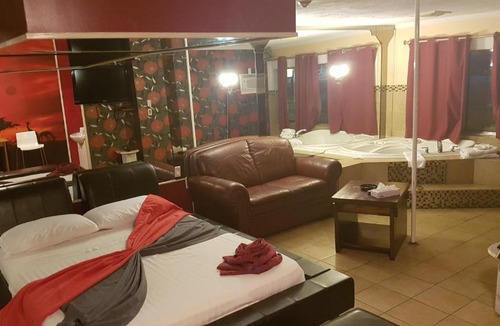 Laval Hotel | Chomedey Inn