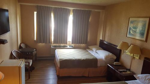 Laval Hotel | Chomedey Inn