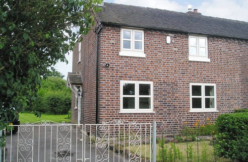Newcastle-Under-Lyme Cottage | Chorlton Moss Cottage